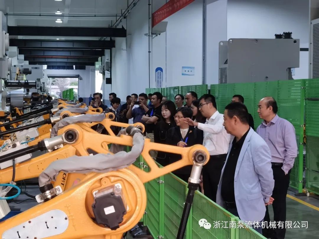 在會議結(jié)束后，與會的專家團(tuán)隊(duì)參觀了浙江南泵流體機(jī)械有限公司。