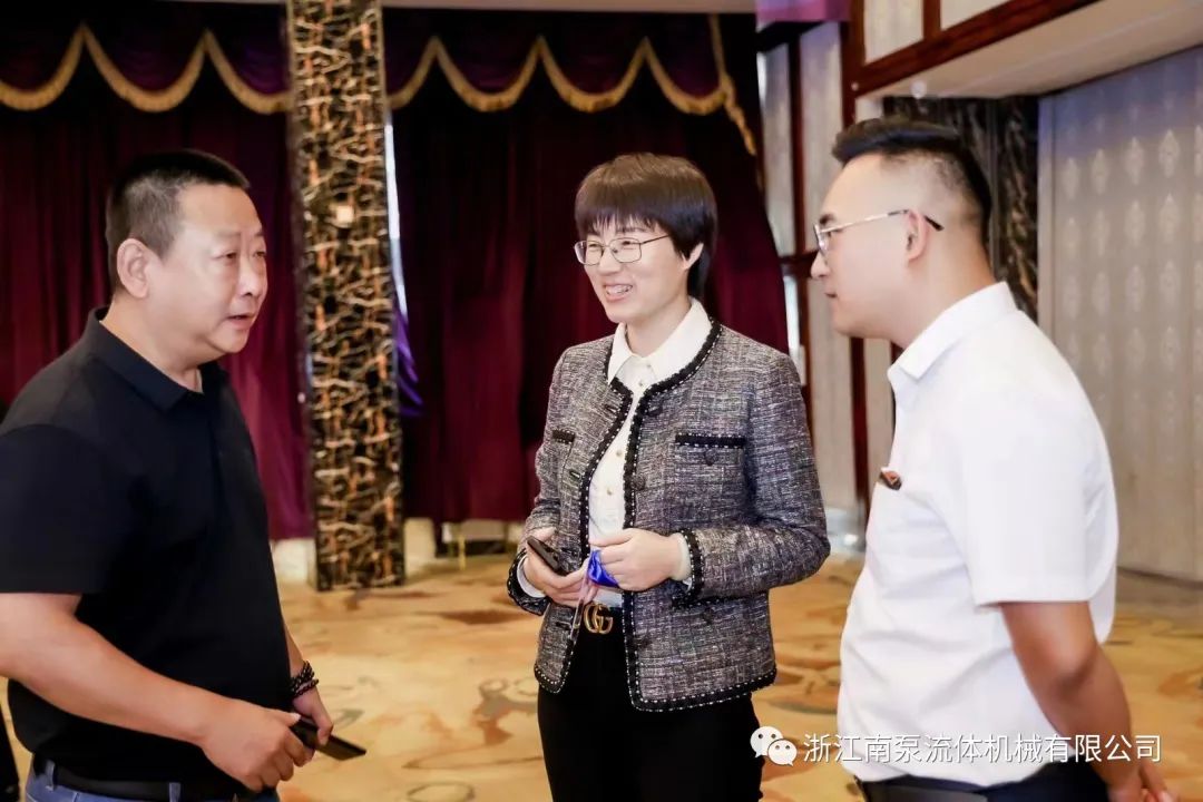 在會議中，專家及政府相關(guān)部門領(lǐng)導(dǎo)詳細(xì)解讀了石化行業(yè)環(huán)保技術(shù)政策。